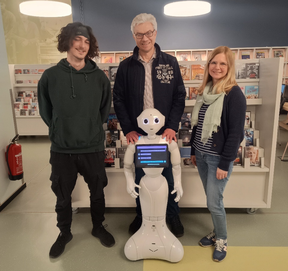 Sozialer Roboter Pepper macht ein Praktikum in der Mediathek der Stadt Kamp-Lintfort