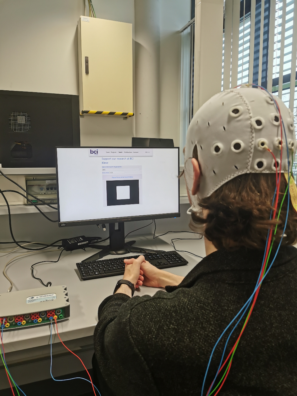 Das Foto zeigt das BCI-Labor von Prof. Dr.-Ing. Ivan Volosyak in Kleve.