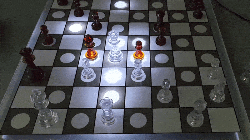 VIDEO: © Ivan Volosyak. GIF, das zeigt, wie das Brett die möglichen Züge einer Schachfigur hervorhebt. In diesem Fall werden die möglichen Züge der Dame hervorgehoben.